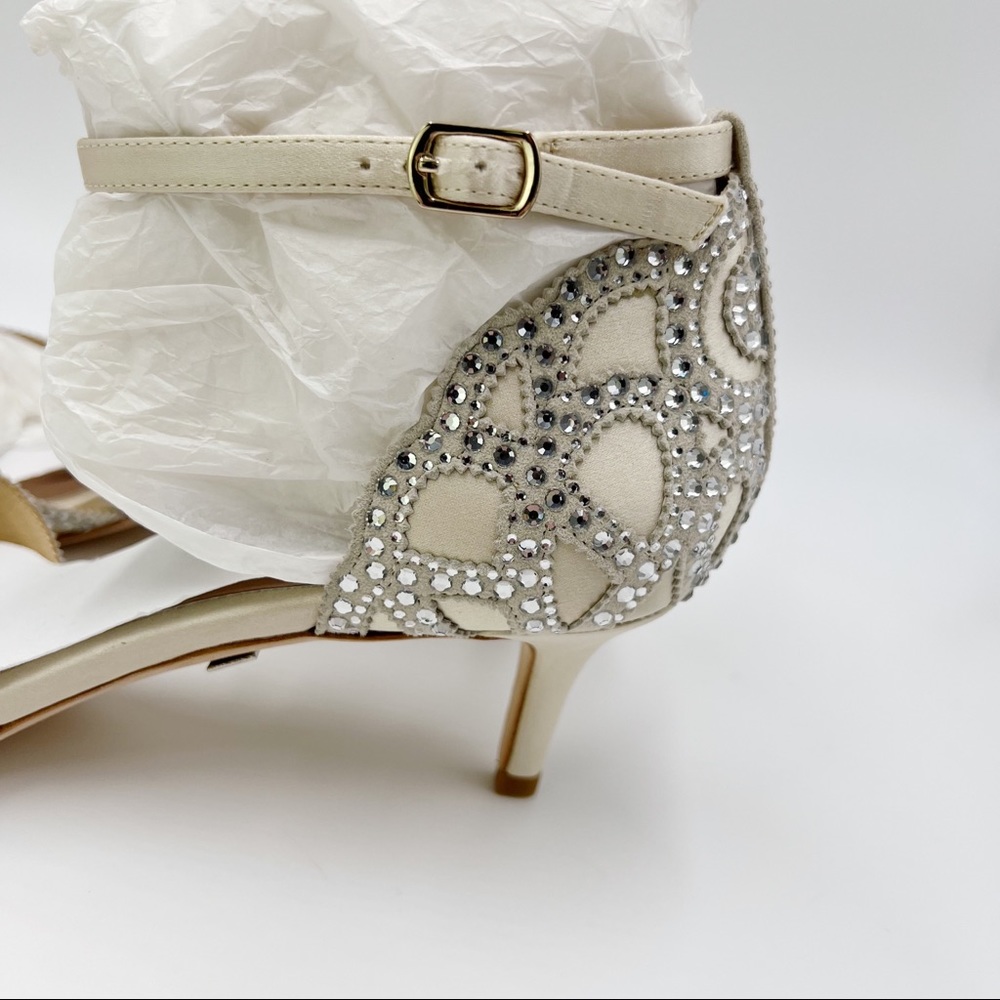 Badgley Mischka Women's Gillian Jeweled Ivory Satin Dress Sandal Heels Pumps 8 - Picture 9 of 15